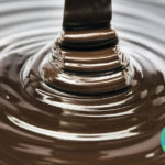 Des ouvriers tombent dans une cuve de chocolat